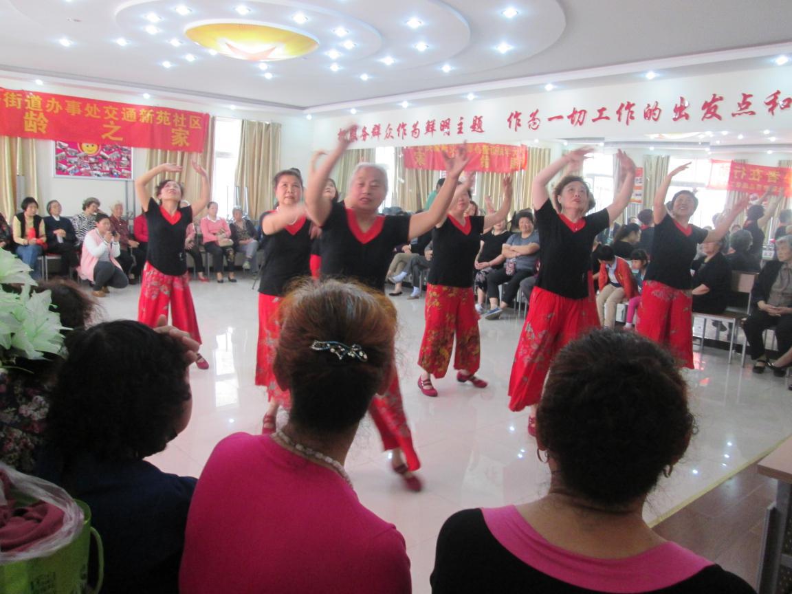 文艺志愿者表演舞蹈