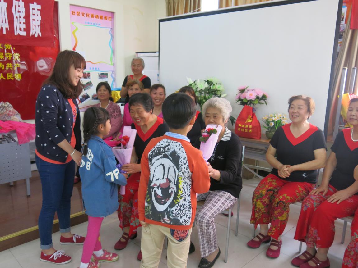 小朋友为社区最美母亲送上美丽的花束